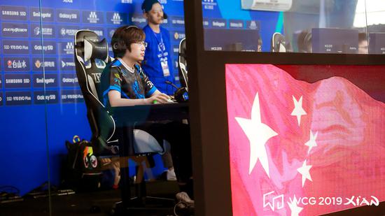 孩在海浪中 孩在海浪中